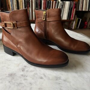 TOD’S
Ankle Boots (cognac)